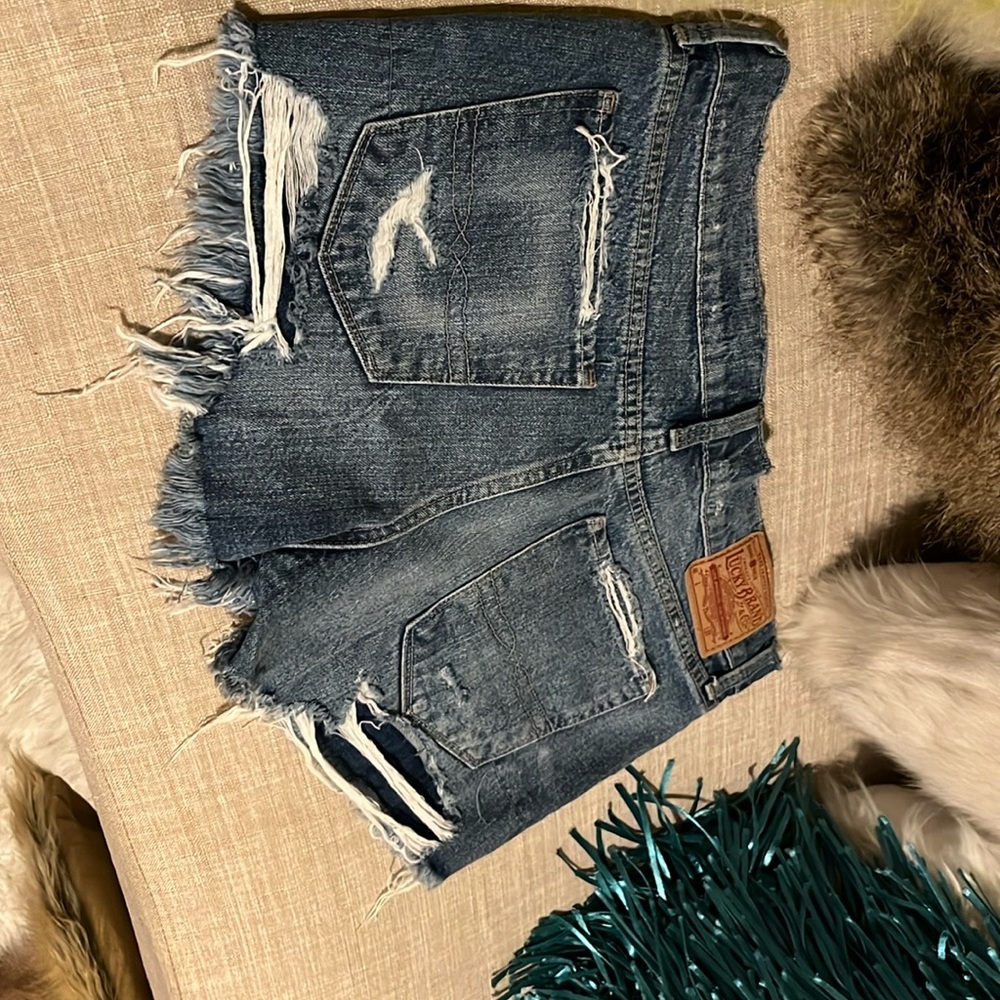 LUCKY BRAND DENIM SHORTS/WOMENS 6/28 - 5 POCKET FEATURE - CUT/OFF - Picture 3 of 4